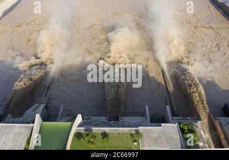 Il bacino di Xiaolangdi è scarico di acqua e desilting nella stagione di alluvione a Luoyang, Henan, Cina il 06 luglio 2020.(Photo by TPG/cnsphotos) (Photo by Top Photo/Sipa USA) Foto Stock