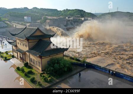 Il bacino di Xiaolangdi è scarico di acqua e desilting nella stagione di alluvione a Luoyang, Henan, Cina il 06 luglio 2020.(Photo by TPG/cnsphotos) (Photo by Top Photo/Sipa USA) Foto Stock