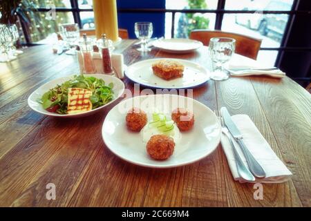 Set di tre piatti greci: Formaggio saganaki fritto, moussaka e zucchine frittelle, tonate Foto Stock