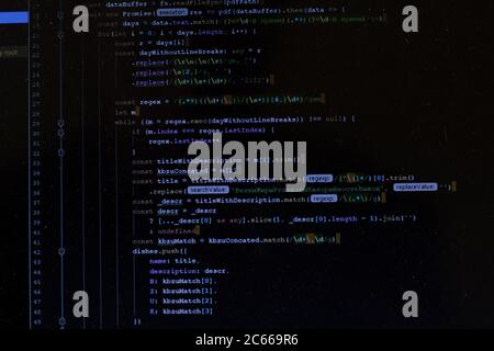 Codice programma CSS su sfondo nero. Primo piano dello schermo del computer. Concetto DI programmatore INDIPENDENTE O IT. Script di sviluppo software visualizzato. Computer Foto Stock