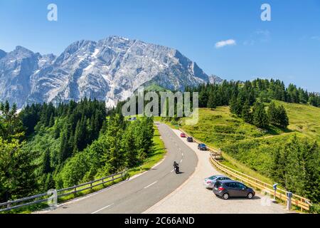 Rossfeld-Panoramastraße dietro Hoher Göll (2,522 m), a Berchtesgaden, Berchtesgadener Land, alta Baviera, Baviera, Germania meridionale, Germania, Europa Foto Stock