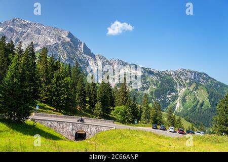 Rossfeld-Panoramastraße dietro Hoher Göll (2,522 m), a Berchtesgaden, Berchtesgadener Land, alta Baviera, Baviera, Germania meridionale, Germania, Europa Foto Stock