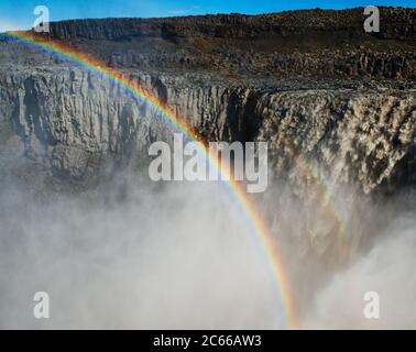 rainbow sopra cascata di Dettifoss, cerchio d'Oro, Islanda, Scandinavia, Europa Foto Stock