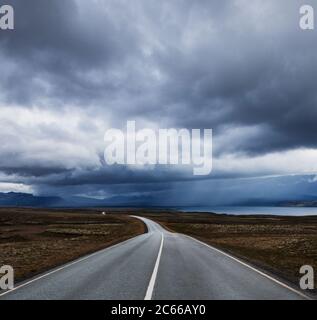 Strada che attraversa il cerchio d'oro, Islanda, Scandinavia, Europa Foto Stock