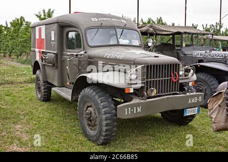 Classic Dodge WC-54 ambulanza utilizzato durante la seconda guerra mondiale in riunione di veicoli militari la colonna di Liberazione a Zello di Imola, BO, Italia Foto Stock