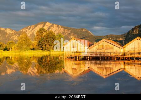 Capanne da pesca sul Kochelsee di fronte a Jochberg in serata, Schlehdorf, Tölzer Land, alta Baviera, Baviera, Germania meridionale, Germania, Europa Foto Stock