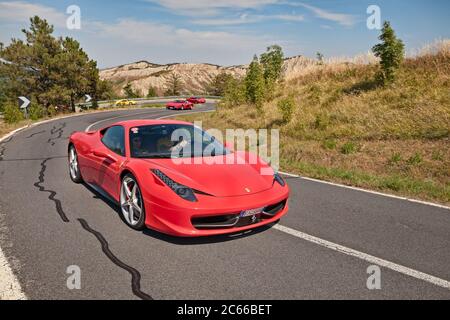 Ferrari 458 Italia nel rally Trofeo Lorenzo Bandini, dedicato al pilota di Formula uno degli anni '60, il 31 agosto 2013 a Brisighella, RA, Italia Foto Stock