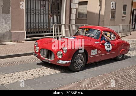 Auto da corsa d'epoca Fiat 8V (1952) in classica gara storica Mille miglia, il 19 maggio 2017 a Gatteo, FC, Italia Foto Stock