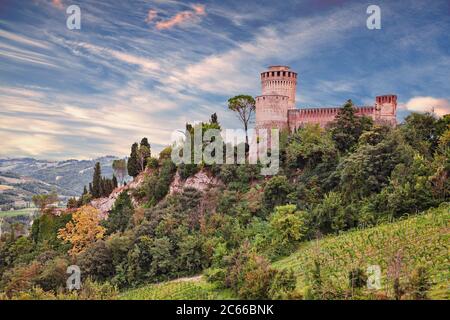 Brisighella, Ravenna, Emilia Romagna, Italia: Paesaggio collinare con il castello medievale Rocca Manfrediana vicino al centro storico Foto Stock