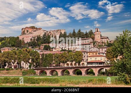 Castrocaro Terme, Forli-Cesena, Emilia-Romagna, Italia: Paesaggio della città termale con l'antico castello sulla collina Foto Stock