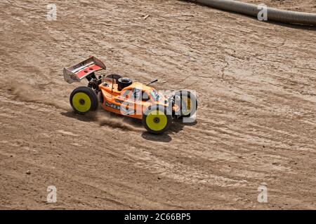 Modello di auto buggy radiocomandata, motore a combustione interna scala 1/8 off Road, in pista sterrata il Pozzo durante la gara regionale AMSCI, 26 aprile 2015 Foto Stock