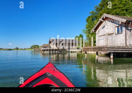 Kayak sul Kochelsee, capanne in barca a Kochel am See, Tölzer Land, alta Baviera, Baviera, Germania meridionale, Germania, Europa Foto Stock