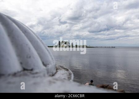 Argine nella città di Petergof vicino al Mar Baltico Foto Stock