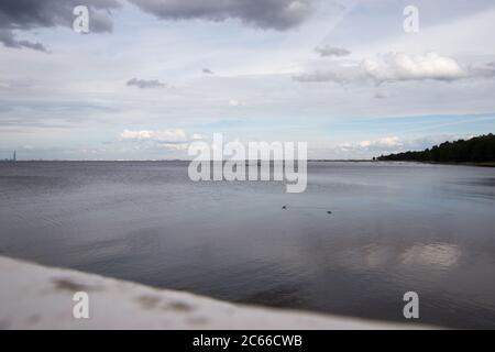 Argine nella città di Petergof vicino al Mar Baltico Foto Stock