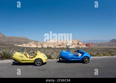 Auto colorate al Red Rock Canyon vicino a Las Vegas, Nevada, USA Foto Stock