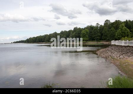 Argine nella città di Petergof vicino al Mar Baltico Foto Stock
