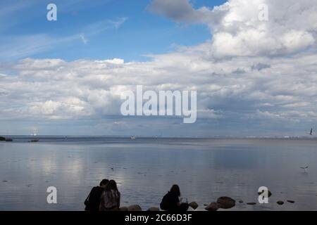 Argine nella città di Petergof vicino al Mar Baltico Foto Stock