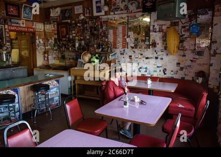 Tourist all'interno del Bagdad Cafe in California, Stati Uniti Foto Stock