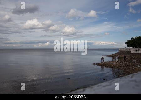 Argine nella città di Petergof vicino al Mar Baltico Foto Stock
