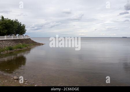 Argine nella città di Petergof vicino al Mar Baltico Foto Stock