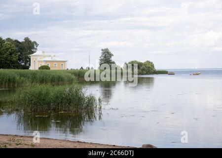 Argine nella città di Petergof vicino al Mar Baltico Foto Stock