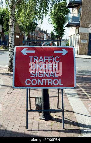 segnale stradale britannico che indica il traffico sulla strada che precede, sotto il controllo dei segnali, a twickenham, middlesex, inghilterra Foto Stock