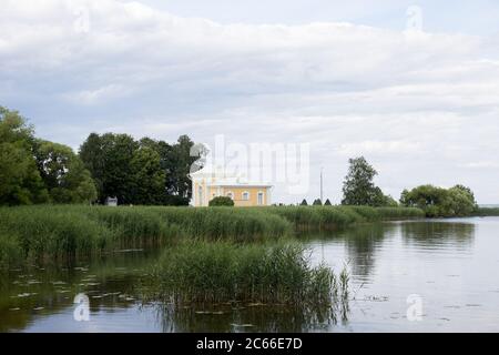 Argine nella città di Petergof vicino al Mar Baltico Foto Stock