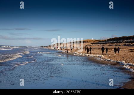 Germania, Sylt, Westerland, spiaggia, umore invernale, persone, passeggiata, Mare del Nord Foto Stock