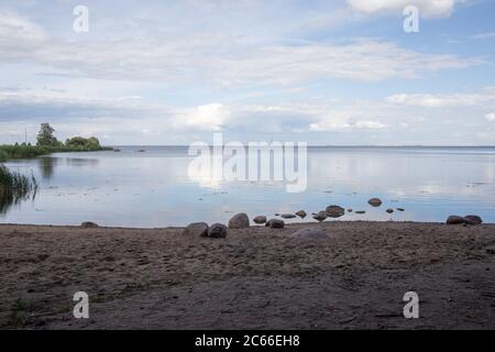 Argine nella città di Petergof vicino al Mar Baltico Foto Stock