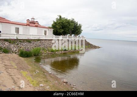 Argine nella città di Petergof vicino al Mar Baltico Foto Stock