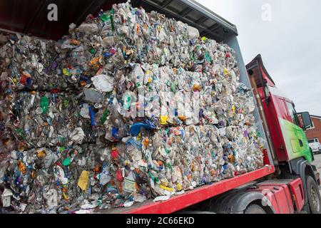 Balle di plastica su un autocarro presso un impianto di riciclaggio a Liverpool, Inghilterra, Regno Unito. Foto Stock