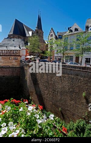 Città vecchia presso la piazza del mercato e Chiesa parrocchiale di San Laurentius, Saarburg sul fiume Saar, Renania-Palatinato Foto Stock