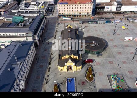 Kuopio, Finlandia - 28 aprile 2020: Vista aerea del mercato e della piazza del mercato nel centro della città. Foto Stock