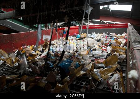 Il materiale di riciclaggio viene smistato presso un centro di riciclaggio di Liverpool, Inghilterra. Foto Stock