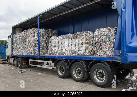 Balle di plastica su un autocarro presso un impianto di riciclaggio a Liverpool, Inghilterra, Regno Unito. Foto Stock