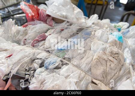 Balle di plastica presso un impianto di riciclaggio a Liverpool, Inghilterra, Regno Unito. Foto Stock