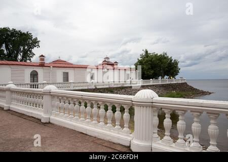 Argine nella città di Petergof vicino al Mar Baltico Foto Stock