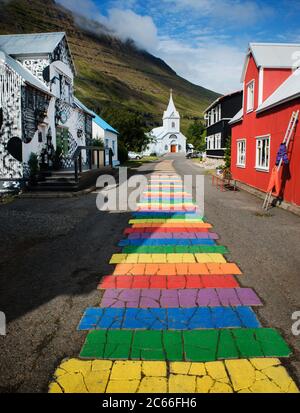 Percorso arcobaleno attraverso il villaggio di Seydisfjordur, seyðisfjörður, Islanda, Scandinavia, Europa Foto Stock