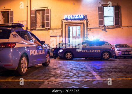 Polizia, luci di emergenza blu, notte, Roma Foto Stock