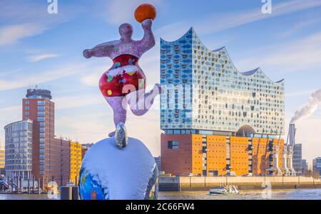 Germania, Amburgo, HafenCity, Porto, Fiume Elba, scultura Nana, Sala concerti Elbphilharmonie Foto Stock
