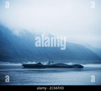 Iceberg nella nebbia nel parco nazionale di Skaftadell, Vatnajökull, Islanda sudorientale, Scandinavia, Europa Foto Stock