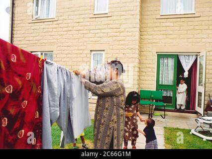 Madre che si sta lavando con i bambini; Halifax; West Yorkshire Foto Stock