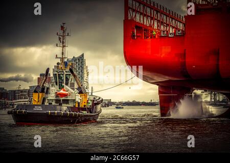 Germania, Amburgo, fiume Elba, porto, rimorchiatore, molo, nave container Foto Stock