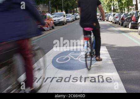 Berlino, Germania. 07 luglio 2020. I ciclisti si ferno sulla Ossietzkystraße di Berlino-Pankow. Oggi è stata ufficialmente aperta la strada ciclabile Ossietzkystraße. La progettazione della strada ciclabile era iniziata nel maggio 2019, i costi per i lavori di costruzione ammontano a circa 255,000 Euro. Credit: Jörg Carstensen/dpa/Alamy Live News Foto Stock