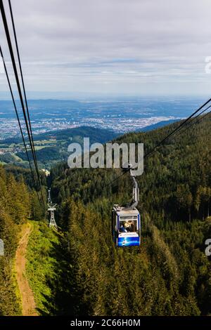 Horben, Germania. 30 giugno 2020. Le funi per il trasporto e il trasporto e una funivia che si muove verso l'alto della funivia Schauinsland si possono vedere ai piedi della Foresta Nera e della Valle del Reno. È la funivia che circola più lunga in Germania ed è stata la prima al mondo nel 1930. La funivia supera una dislivello di 746 metri su una distanza di 3565 metri. Credit: Philippe von Ditfurth/dpa/Alamy Live News Foto Stock