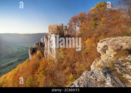 Castello in rovina di Reussenstein sopra la valle del Neidlinger in autunno, Giura svevo, Baden-Württemberg, Germania Foto Stock