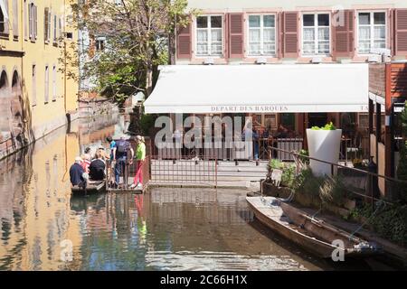 Gita in barca sul fiume Lauch, il quartiere di Little Venice, Colmar, Alsazia, Regione Grand Est, Francia Foto Stock