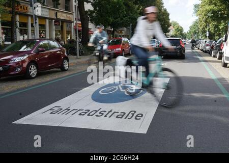 Berlino, Germania. 07 luglio 2020. I ciclisti si ferno sulla Ossietzkystraße di Berlino-Pankow. Oggi è stata ufficialmente aperta la strada ciclabile Ossietzkystraße. La progettazione della strada ciclabile era iniziata nel maggio 2019, i costi per i lavori di costruzione ammontano a circa 255,000 Euro. Credit: Jörg Carstensen/dpa/Alamy Live News Foto Stock