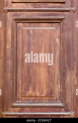 Porta in legno con una texture e linee affilate Foto Stock