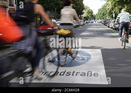 Berlino, Germania. 07 luglio 2020. I ciclisti si ferno sulla Ossietzkystraße di Berlino-Pankow. Oggi è stata ufficialmente aperta la strada ciclabile Ossietzkystraße. La progettazione della strada ciclabile era iniziata nel maggio 2019, i costi per i lavori di costruzione ammontano a circa 255,000 Euro. Credit: Jörg Carstensen/dpa/Alamy Live News Foto Stock